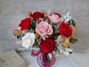 百合花怎么养得更久：醒花、换水与修剪要点